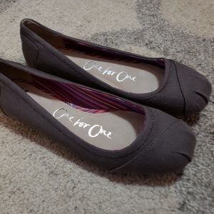 Like new - TOMS gray ballet flats - Size 8